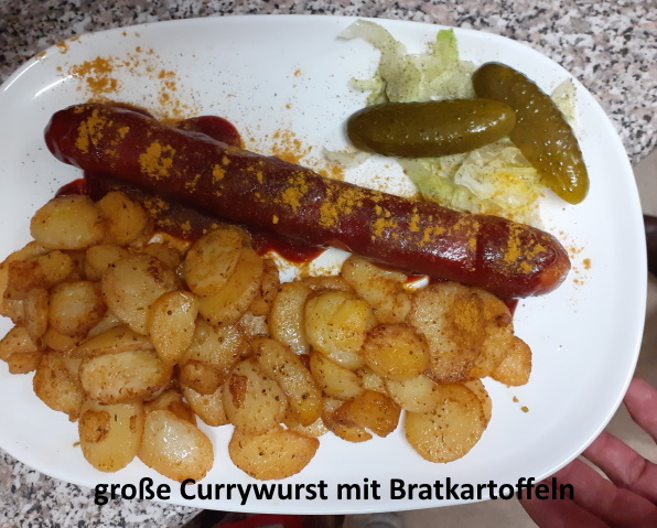 große Currywurst mit Bratkartoffeln