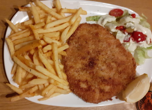 paniertes Schweineschnitzel mit Pommes