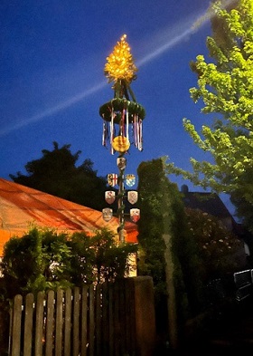 Maibaum bei Nacht Maibaum bei Nacht
