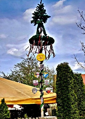 Maibaum bei Tag Maibaum bei Tag